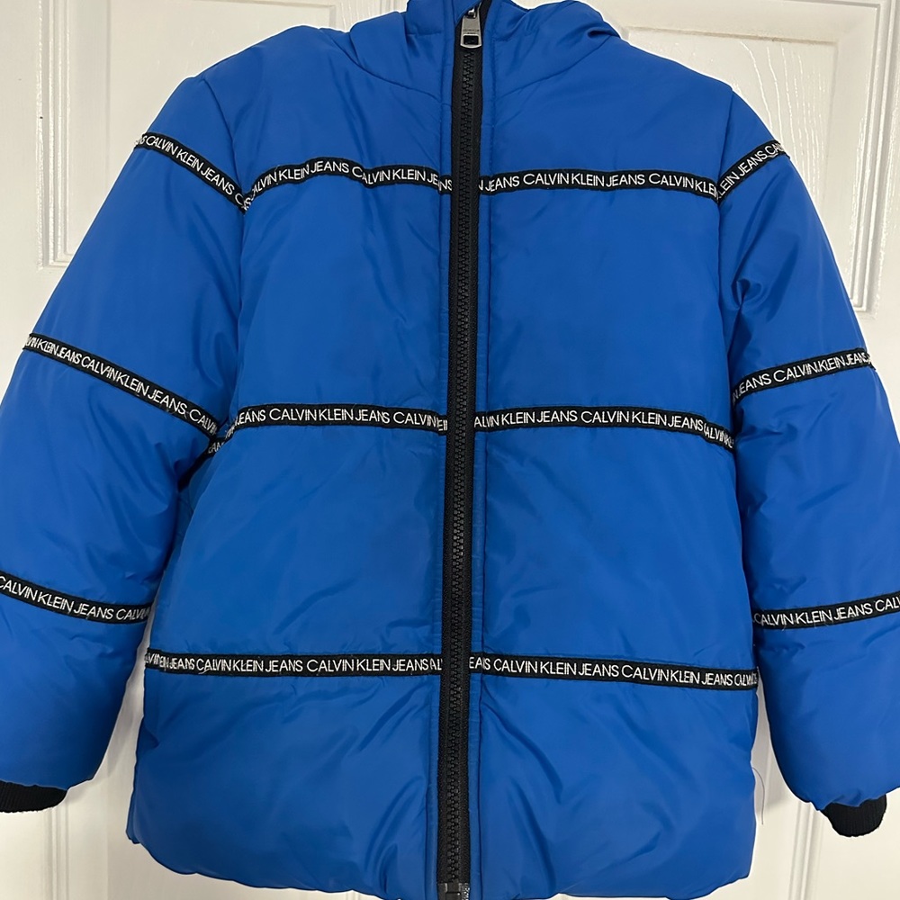 CALVIN KLEIN BOYS HOODED LOGO-TAPE BUBBLE JACKET SIZE 5/6